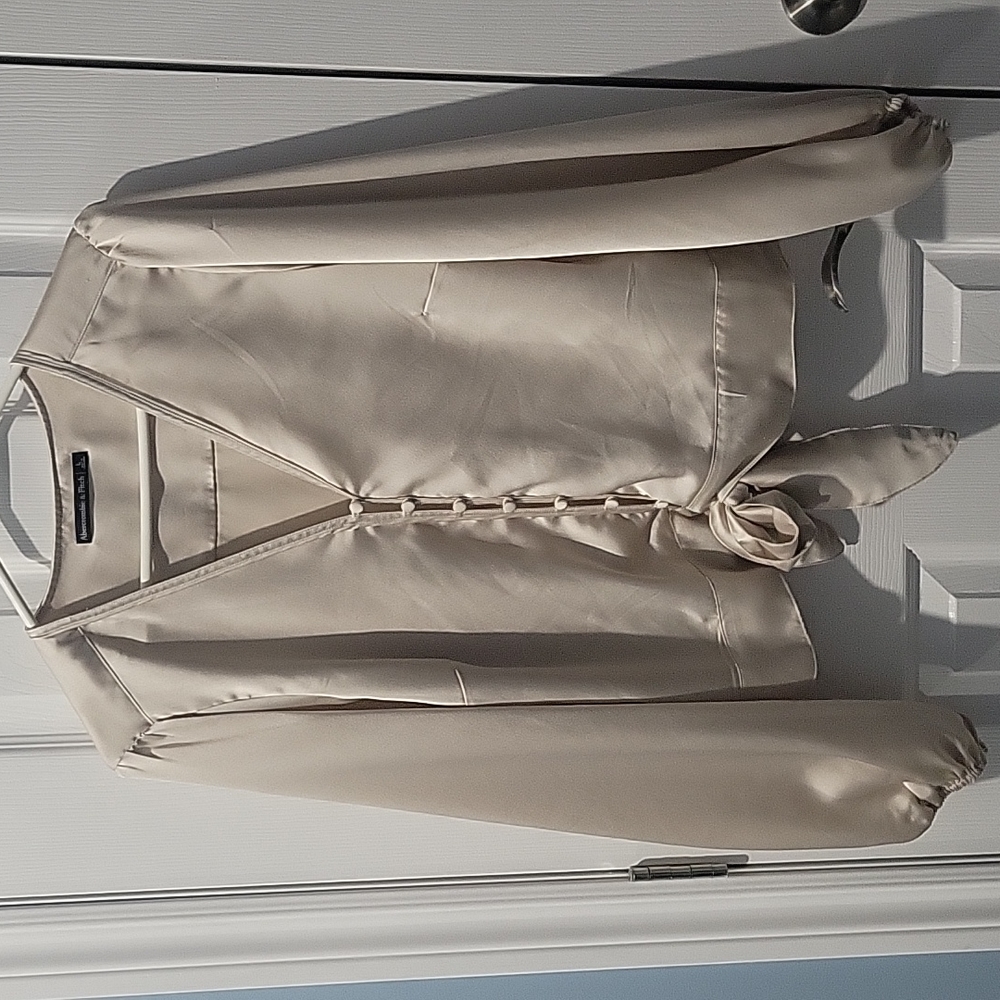 Abercrombie&fitch top size large color cream